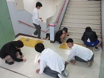校舎内の階段の汚れを落とす2年生の生徒たちの様子