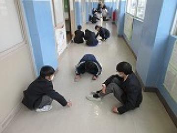 校舎内の廊下の汚れを落とす2年生の生徒たちの様子