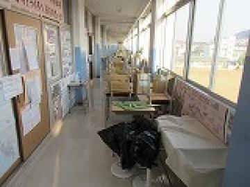 校舎内の廊下に出された教室の机の様子