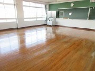ワックスを塗り終えて床が光る教室の様子