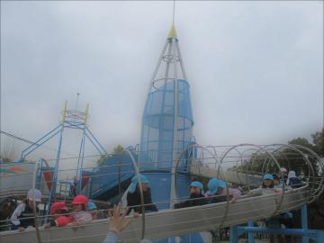 滑り台をみんなで一緒に滑っている園児たち