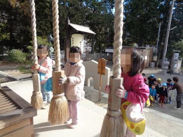 白國神社に参拝し、園児がお参りをしている