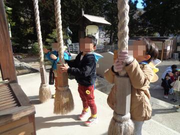 園児がお参りをしている