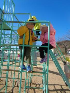 増位小学校の運動場で園児がジャングルジムで遊んでいる