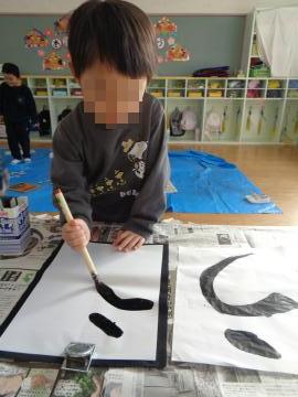 園児が書初めをしている