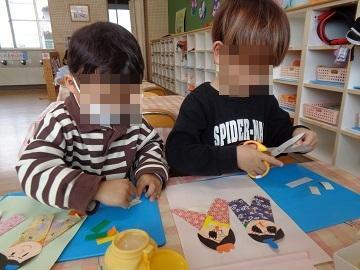 3歳児が雛人形の製作をしている写真