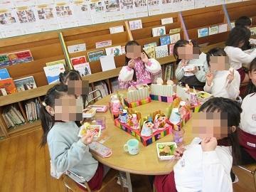 1つのテーブルを子供たちが囲んでちらし寿司を食べている写真