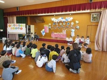 お別れ会が始まるのをわくわくして待っている写真