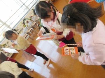 園児がビンゴゲームを楽しんでいる写真