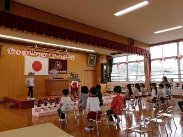 修了証書を受け取っている全体の様子の写真