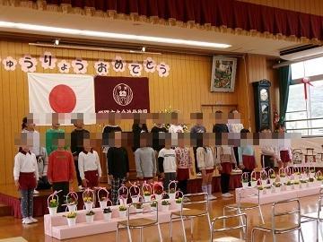 修了の歌を歌っている5歳児全員の写真