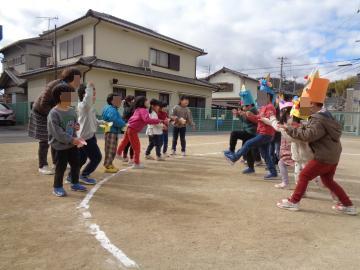 鬼になった園児に向かって園児が豆まきをしている