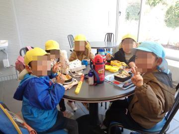 姫路科学館で園児が持ってきたお弁当を食べている