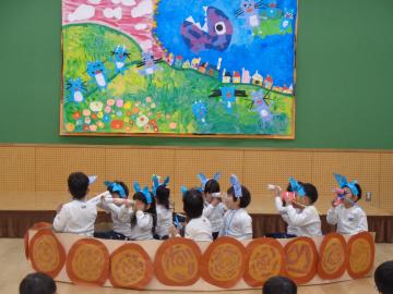 園児が11ぴきのねこの劇遊びで猫になりきってしゃがんでいる