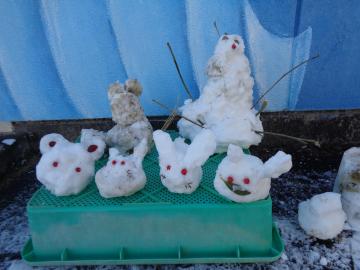園児が作った雪だるまや雪のうさぎを飾っている