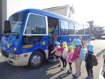 園児がバスに乗ろうとしている