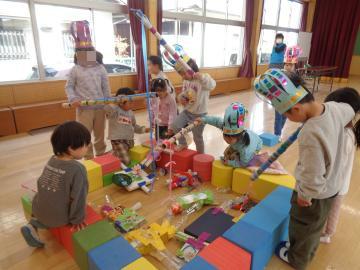 4歳児が作ったロボット釣りを5歳児がしている