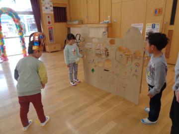 4歳児が手裏剣投げの説明を5歳にしている