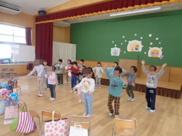 遊戯室で園児みんながダンスを踊っている