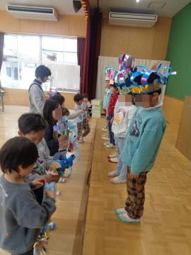 4歳児が5歳児に手作りのプレゼントを渡している