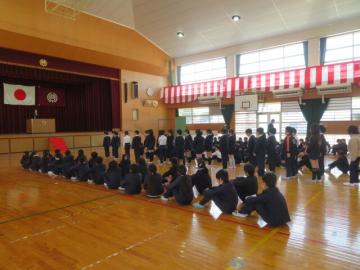 体育館で修了証を受け取るために立つ1年生全員