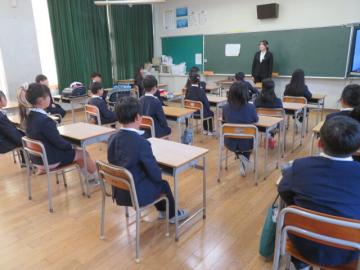 教室で椅子に座った児童たちが担任から最後の学級指導を受ける様子3