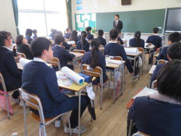 教室で椅子に座った児童たちが担任から最後の学級指導を受ける様子4