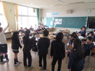 教室で数名の児童が整列して立つ様子