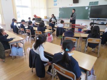 教室で椅子に座った児童たちが担任から最後の学級指導を受ける様子1