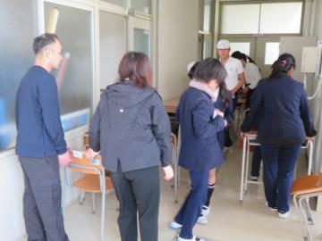 南館3階倉庫にいすとつくえを運び入れる5年生