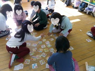 5歳児が教室の床でかるたをしているところ