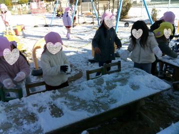 5歳児が積もった雪をとって雪遊びをしているところ