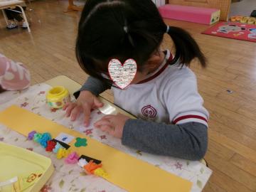 3歳児が鬼のお面をつくっているところ