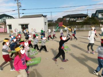 3歳児と5歳児が豆まきをしているところ