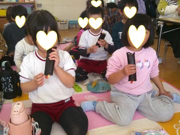 4歳児が巻きずしを食べているところ