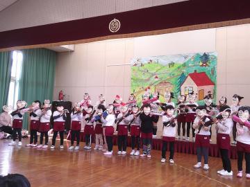 5歳児が鍵盤をひいているところ