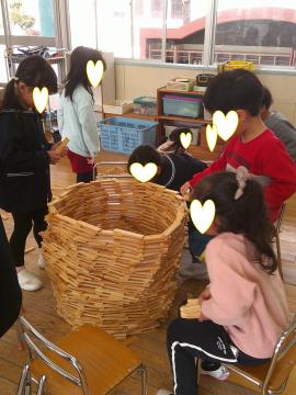 4歳児が室内遊びで積み木を頑張っているところ