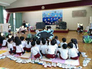 4歳児が発表会をしているところ