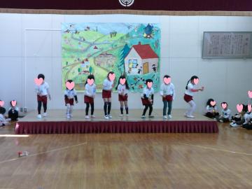 5歳児がけん玉を披露しているところ