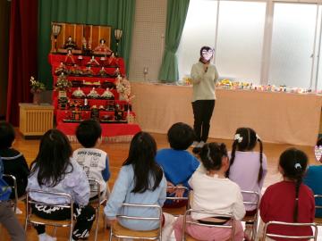 遊戯室でひな祭り会に参加しているところ