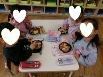 3歳児がちらし寿司を食べているところ