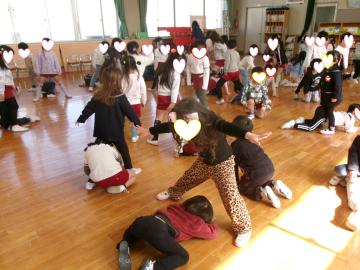3歳4歳5歳児が遊戯室でダンスをしているところ