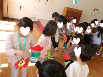 3歳児と4歳児が年長児にプレゼントを渡しているところ