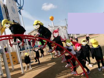 天満公園の遊具で遊んでいるところ