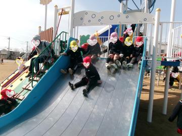 天満公園の滑り台で遊んでいるところ