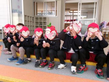 3歳児がヤクルトを飲んでいるところ