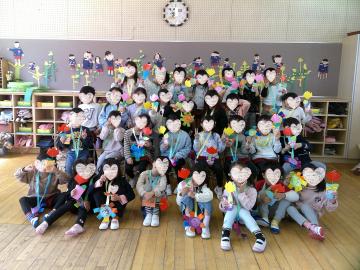5歳児が部屋で集合写真を撮っているところ