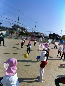 5歳児がサッカーをして遊んでいるところ