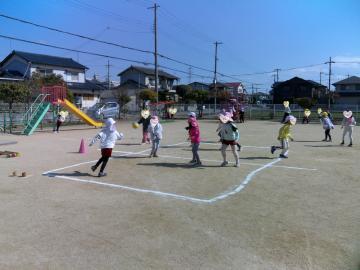 5歳児がドッジボールをして遊んでいるところ