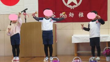 遊戯室のステージに立ってミュージックベル奏を披露する修了児3名